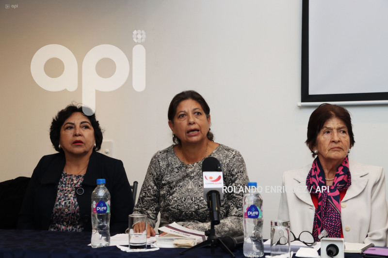 COLECTIVO DE MUJERES APOYA A LUISA GONZALAEZ