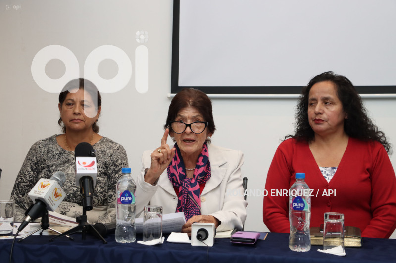 COLECTIVO DE MUJERES APOYA A LUISA GONZALAEZ