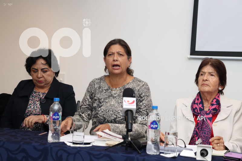 COLECTIVO DE MUJERES APOYA A LUISA GONZALAEZ