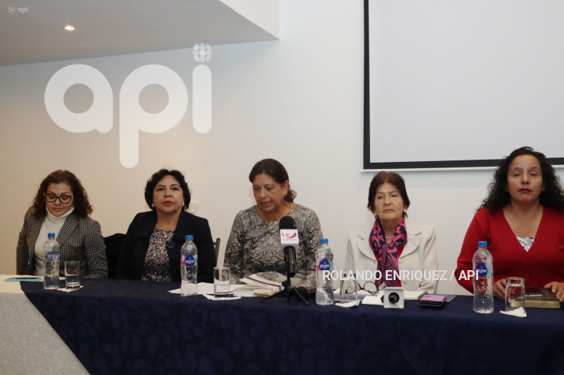 COLECTIVO DE MUJERES APOYA A LUISA GONZALAEZ