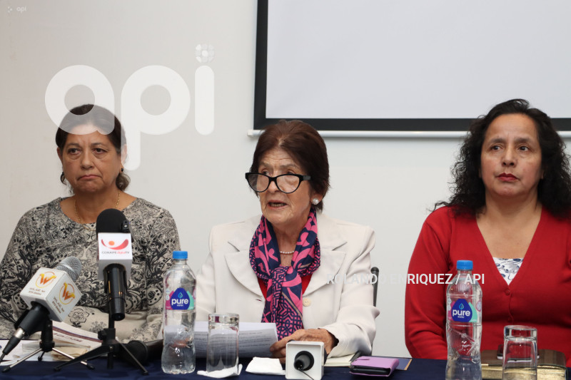 COLECTIVO DE MUJERES APOYA A LUISA GONZALAEZ