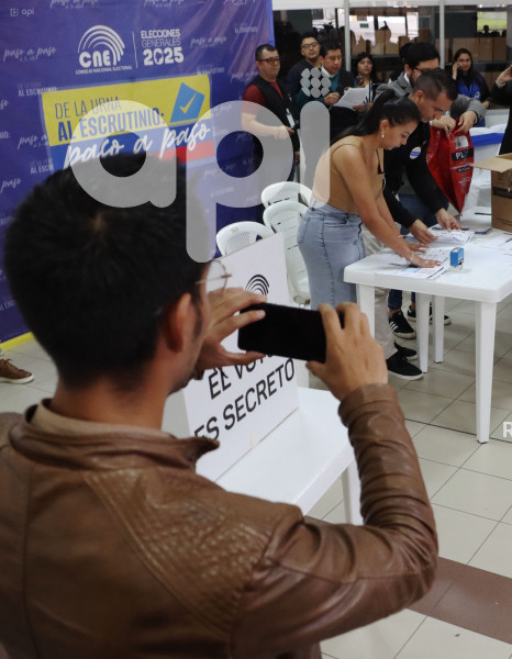 USO CELULAR AL MOMENTO DE VOTAR