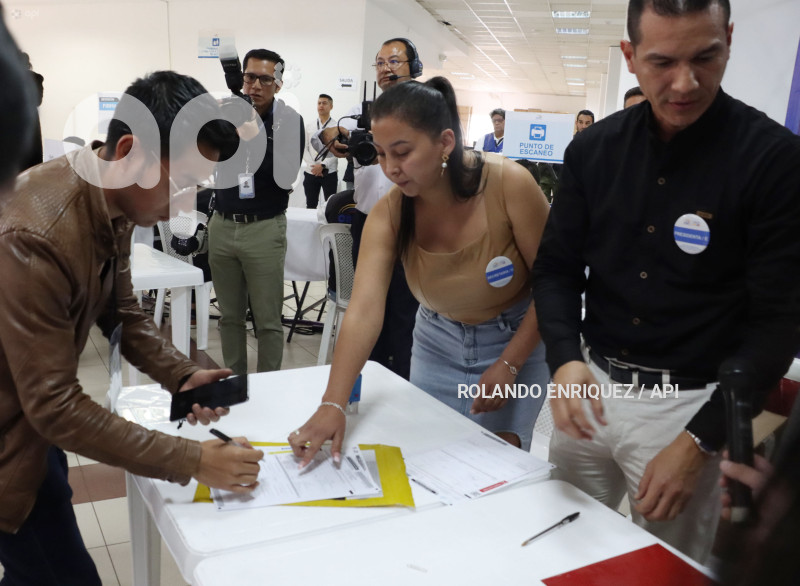USO CELULAR AL MOMENTO DE VOTAR