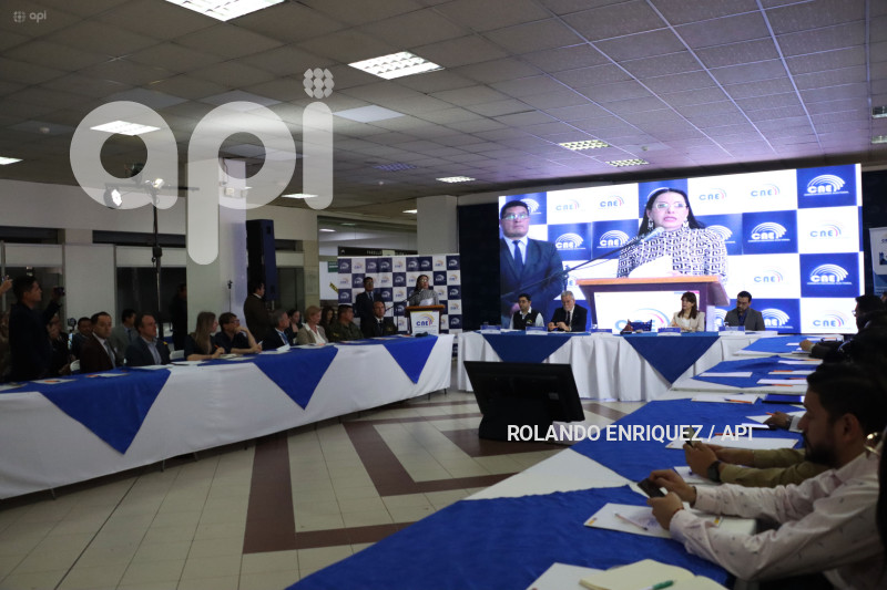 USO CELULAR AL MOMENTO DE VOTAR