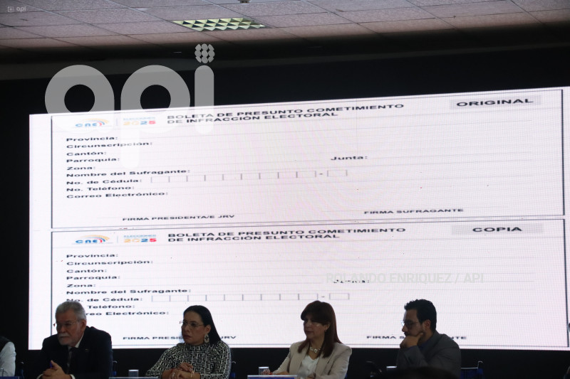 USO CELULAR AL MOMENTO DE VOTAR