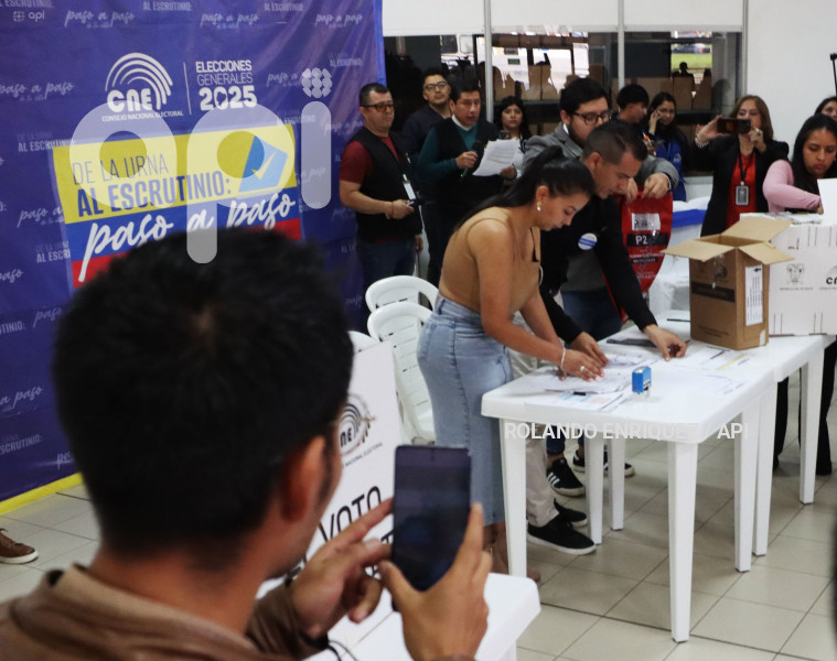 USO CELULAR AL MOMENTO DE VOTAR