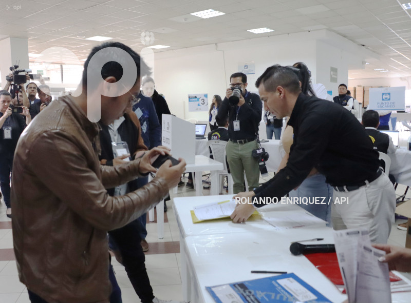 USO CELULAR AL MOMENTO DE VOTAR
