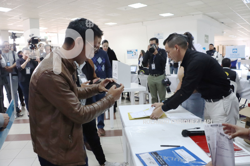 USO CELULAR AL MOMENTO DE VOTAR