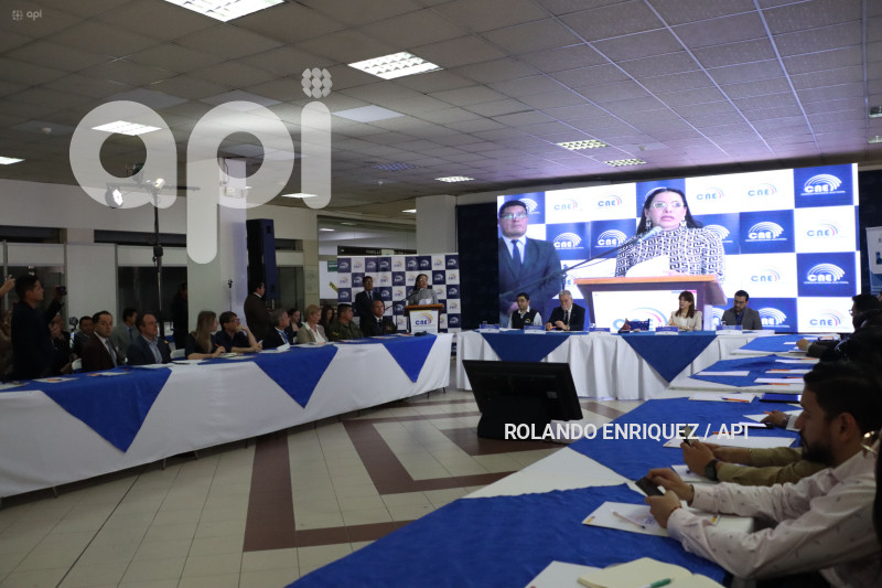 USO CELULAR AL MOMENTO DE VOTAR