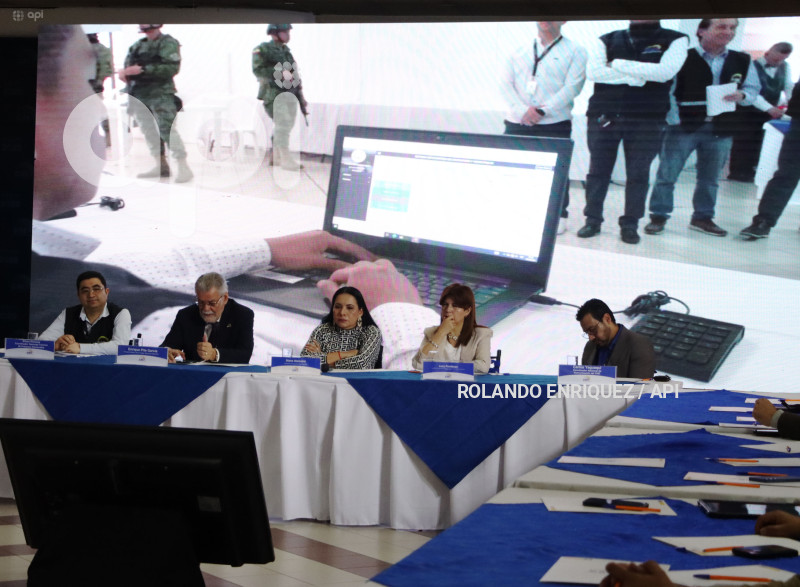 USO CELULAR AL MOMENTO DE VOTAR