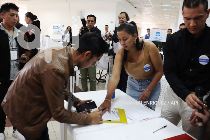 USO CELULAR AL MOMENTO DE VOTAR