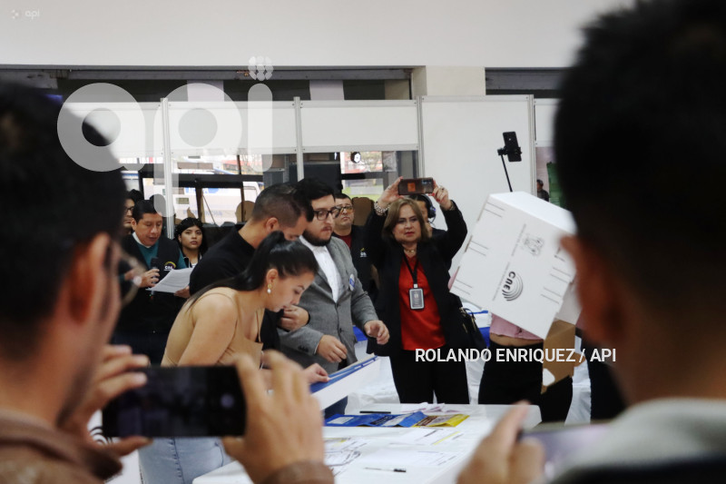 USO CELULAR AL MOMENTO DE VOTAR
