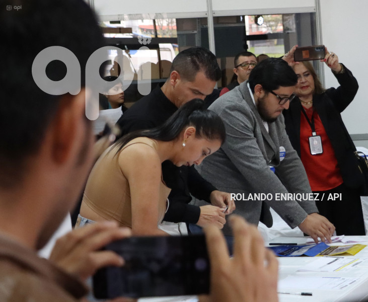 USO CELULAR AL MOMENTO DE VOTAR