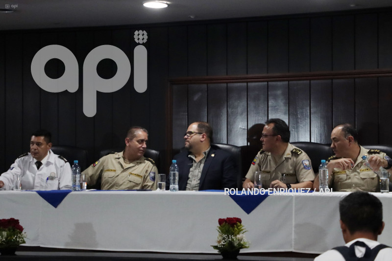 MINISTRO REINBERG EN HOSPITAL POLICIA