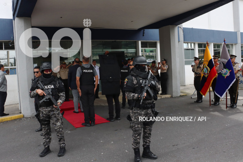 MINISTRO REINBERG EN HOSPITAL POLICIA