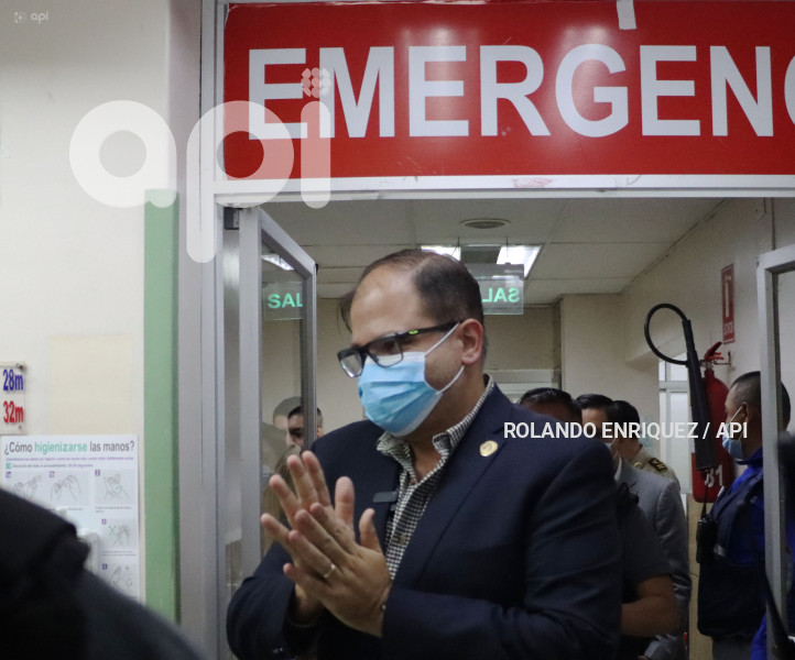 MINISTRO REINBERG EN HOSPITAL POLICIA