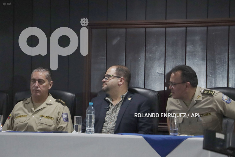 MINISTRO REINBERG EN HOSPITAL POLICIA