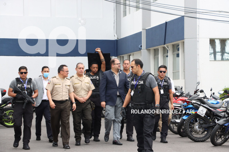 MINISTRO REINBERG EN HOSPITAL POLICIA