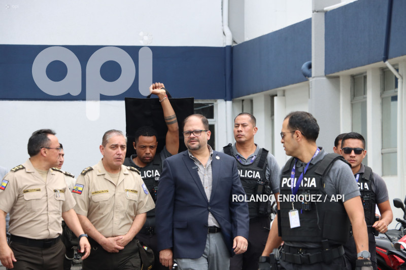 MINISTRO REINBERG EN HOSPITAL POLICIA
