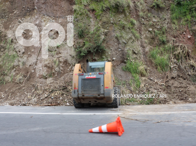 DESLIZAMIENTOS DE TIERRA AVE SIMON BOLIVAR