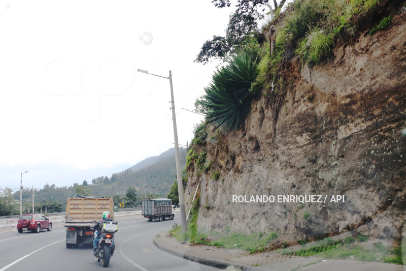 DESLIZAMIENTOS DE TIERRA AVE SIMON BOLIVAR