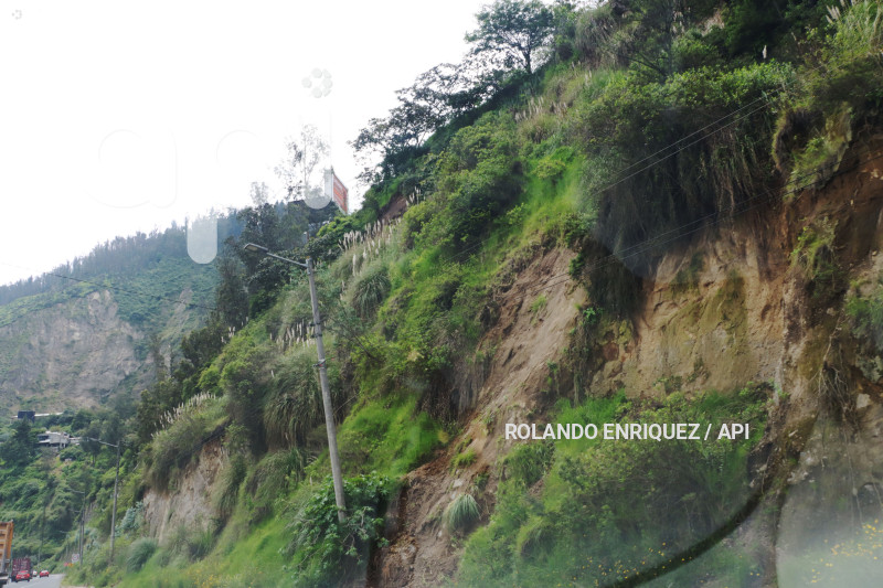 DESLIZAMIENTOS DE TIERRA AVE SIMON BOLIVAR