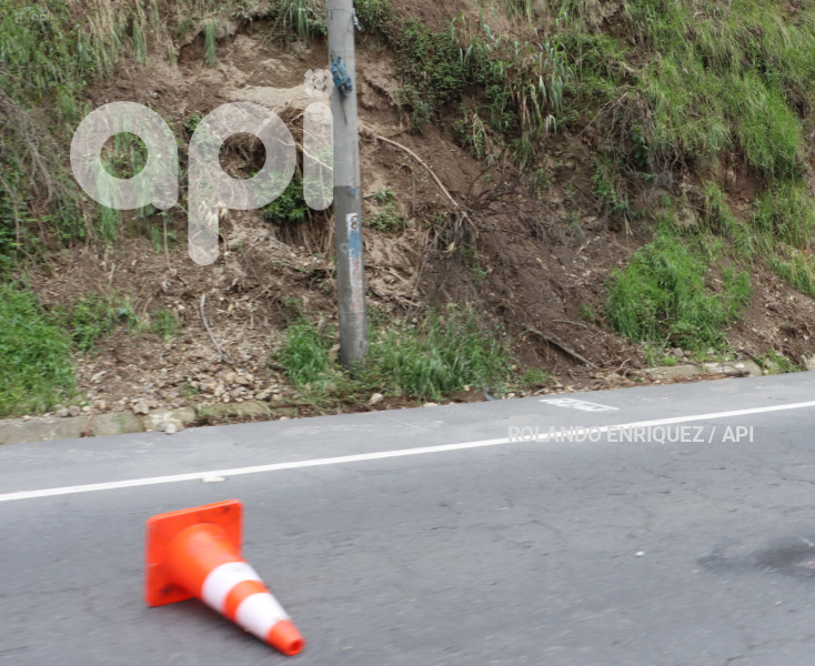 DESLIZAMIENTOS DE TIERRA AVE SIMON BOLIVAR