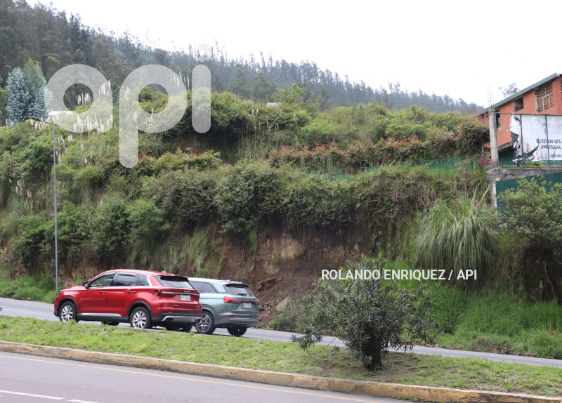 DESLIZAMIENTOS DE TIERRA AVE SIMON BOLIVAR