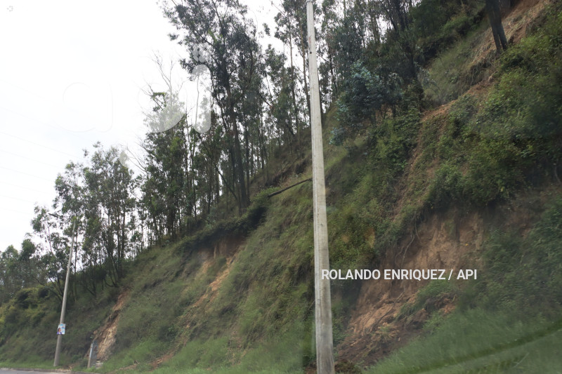 DESLIZAMIENTOS DE TIERRA AVE SIMON BOLIVAR