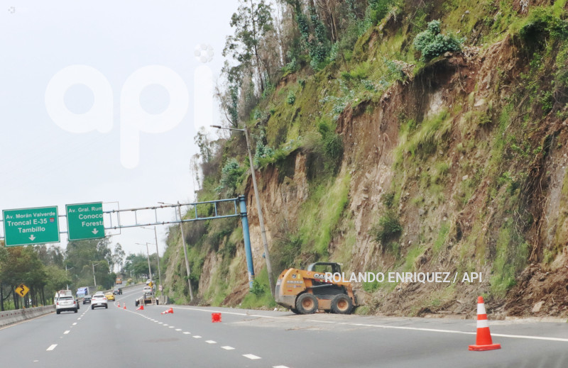 DESLIZAMIENTOS DE TIERRA AVE SIMON BOLIVAR