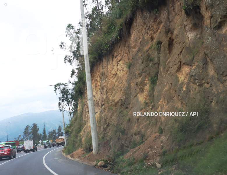 DESLIZAMIENTOS DE TIERRA AVE SIMON BOLIVAR