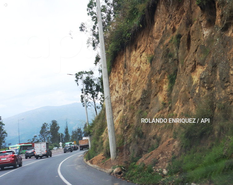 DESLIZAMIENTOS DE TIERRA AVE SIMON BOLIVAR