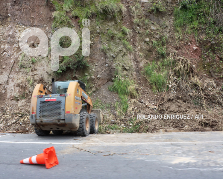 DESLIZAMIENTOS DE TIERRA AVE SIMON BOLIVAR
