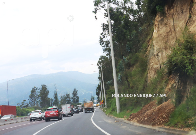 DESLIZAMIENTOS DE TIERRA AVE SIMON BOLIVAR