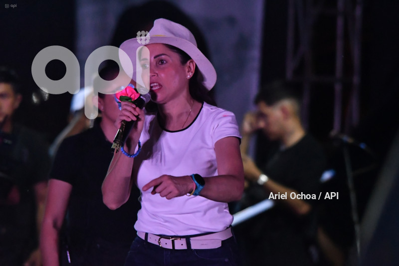 LUISA GONZALEZ-PORTOVIEJO-FLORON