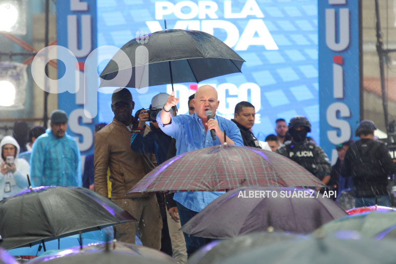 CIERRE CAMPANA LUISA GONZALAEZ EN QUITO