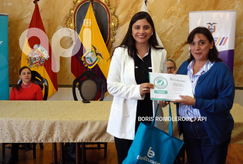 CUENCA-ENTREGA CERTIFICADOS-BANECUADOR