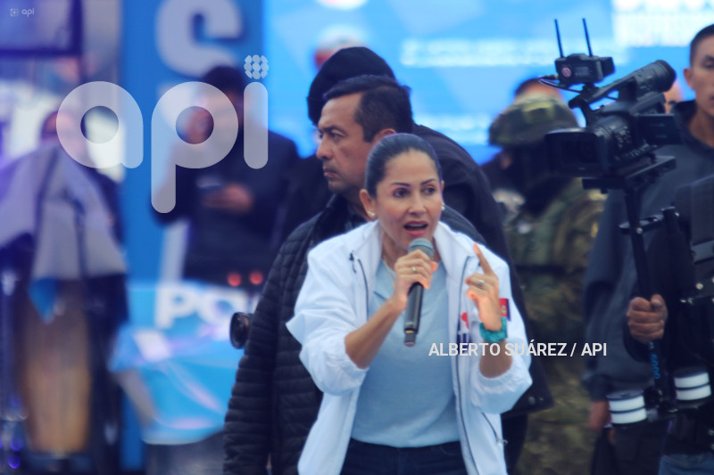 CIERRE CAMPANA LUISA GONZALAEZ EN QUITO
