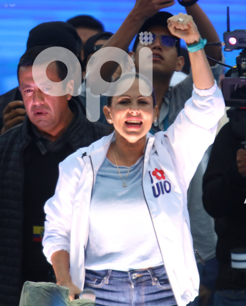 CIERRE CAMPANA LUISA GONZALAEZ EN QUITO