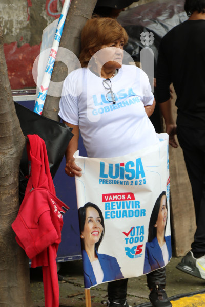 CIERRE CAMPANA LUISA GONZALAEZ EN QUITO
