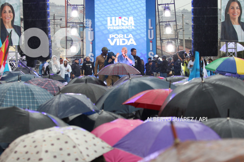 CIERRE CAMPANA LUISA GONZALAEZ EN QUITO