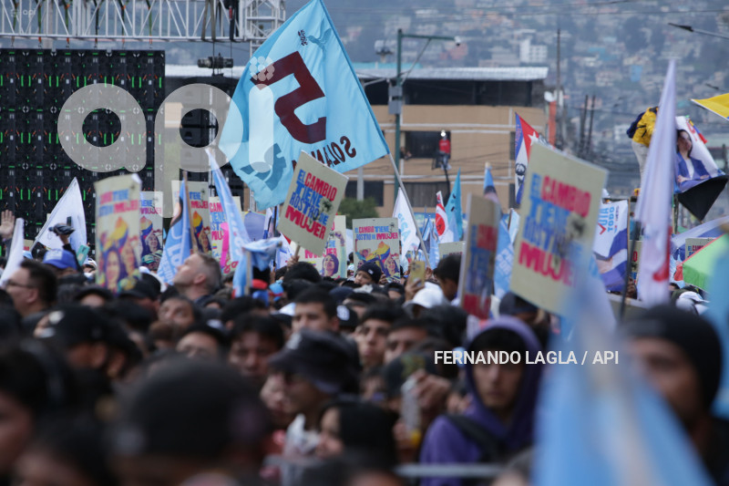 CIERRE CAMPANA LUISA GONZALAEZ EN QUITO