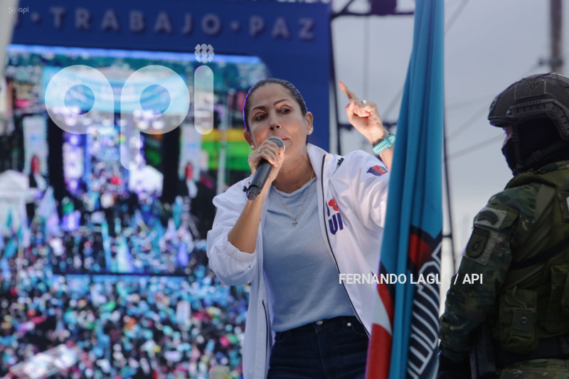 CIERRE CAMPANA LUISA GONZALAEZ EN QUITO