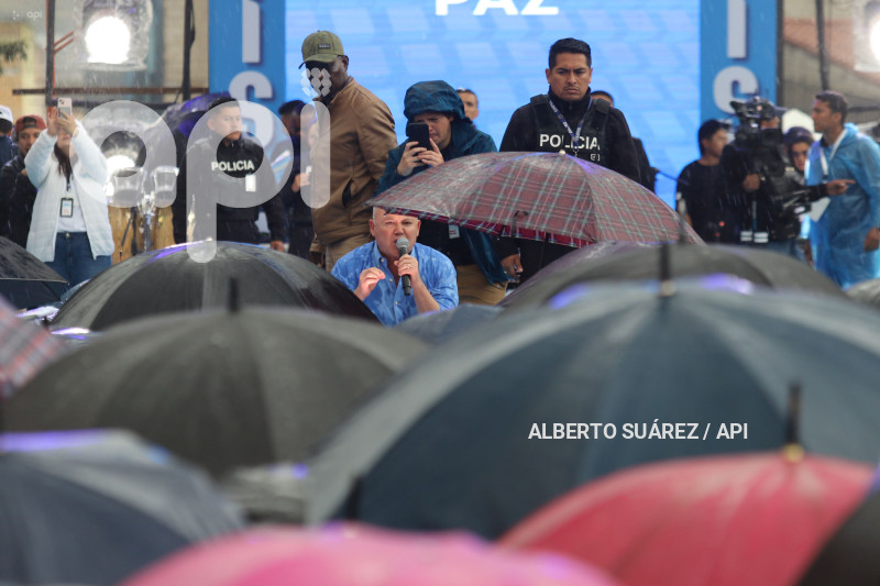 CIERRE CAMPANA LUISA GONZALAEZ EN QUITO