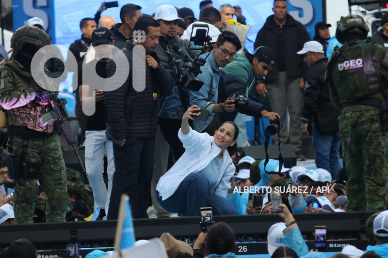 CIERRE CAMPANA LUISA GONZALAEZ EN QUITO