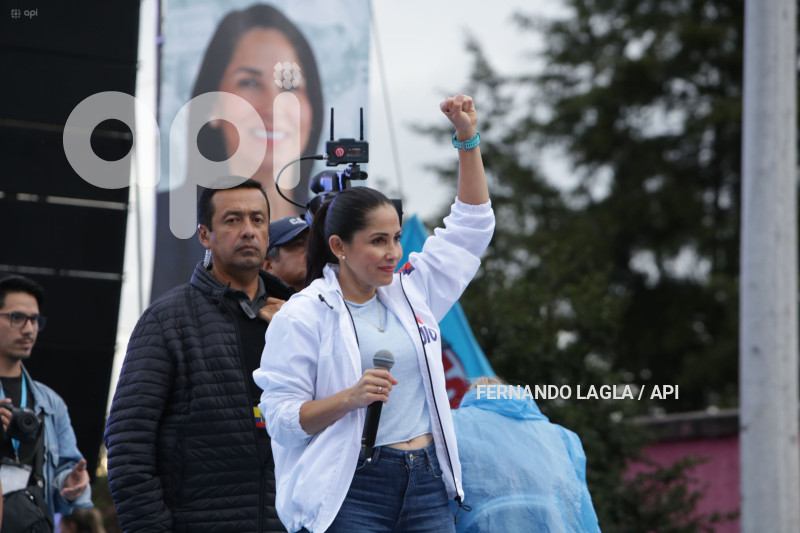 CIERRE CAMPANA LUISA GONZALAEZ EN QUITO