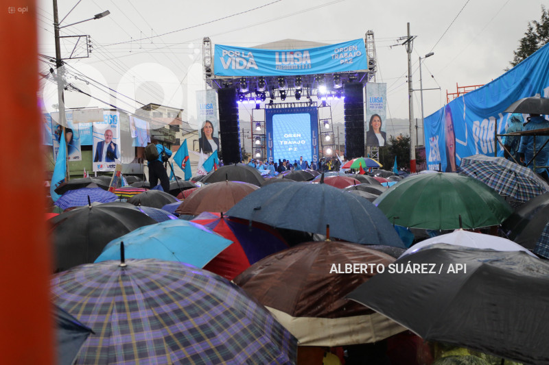 CIERRE CAMPANA LUISA GONZALAEZ EN QUITO