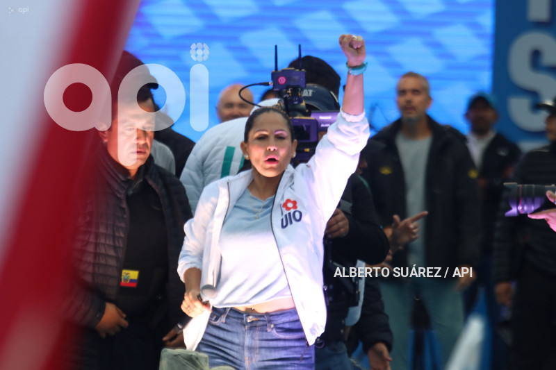 CIERRE CAMPANA LUISA GONZALAEZ EN QUITO