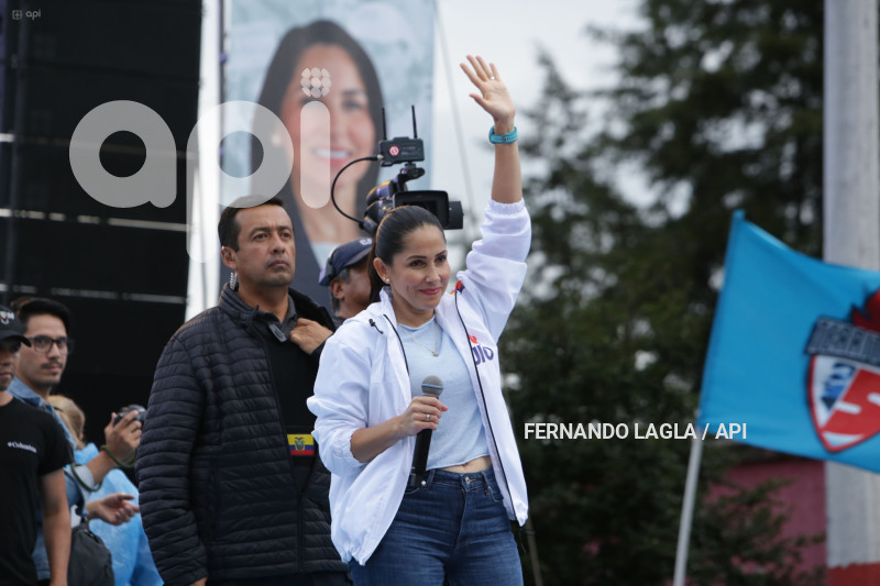 CIERRE CAMPANA LUISA GONZALAEZ EN QUITO