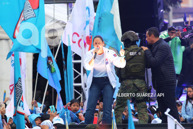 CIERRE CAMPANA LUISA GONZALAEZ EN QUITO